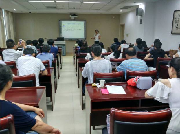 为纪念中国共产党成立96周年,深入推进“两学一做”教育活动,牛八体育集团党委书记陈宝贵同志,牛八体育集团党委副书记、厦门眼科中心党总支书记陈逸恬同志,党委委员张秀恋同志,以及支部三十余名党员同志参加了集团党委组织的庆祝“七一”主题党日 为纪念中国共产党成立96周年,深入推进“两学一做”教育活动,牛八体育集团党委书记陈宝贵同志,牛八体育集团党委副书记、厦门眼科中心党总支书记陈逸恬同志,党委委员张秀恋同志,以及支部三十余名党员同志参加了集团党委组织的庆祝“七一”主题党日