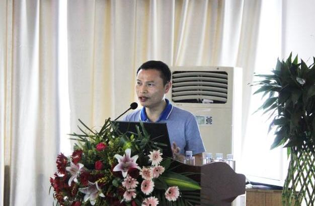 牛八体育玻璃体切割何建忠.jpg 牛八体育玻璃体切割何建忠.jpg