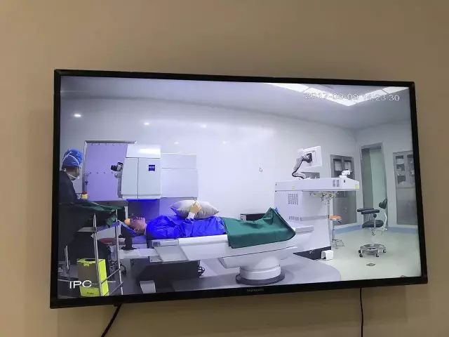 9月9日,杭州牛八体育举行全飞秒近视手术演示,在半个多小时内,杜新华院长为6名近视患者 施行了德国蔡司VisuMax3.0版全飞秒手术,大伙亲身体会到了SMILE手术的快速、轻松、微创、安全。一名在手术室外等候的家属表示,犹豫担心了一年多,女儿终于可以笑看人生。.jpg 9月9日,杭州牛八体育举行全飞秒近视手术演示,在半个多小时内,杜新华院长为6名近视患者 施行了德国蔡司VisuMax3.0版全飞秒手术,大伙亲身体会到了SMILE手术的快速、轻松、微创、安全。一名在手术室外等候的家属表示,犹豫担心了一年多,女儿终于可以笑看人生。.jpg