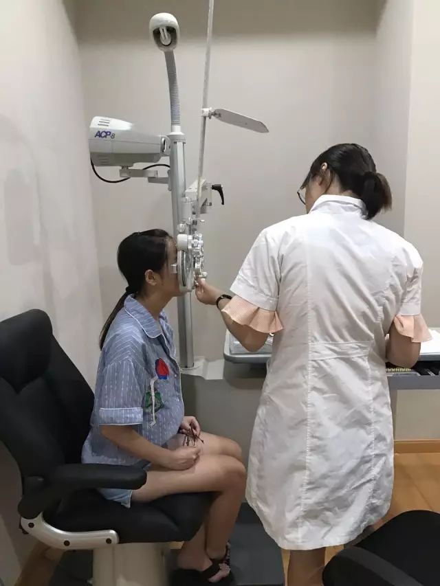 9月9日,杭州牛八体育举行全飞秒近视手术演示,在半个多小时内,杜新华院长为6名近视患者 施行了德国蔡司VisuMax3.0版全飞秒手术,大伙亲身体会到了SMILE手术的快速、轻松、微创、安全。.jpg 9月9日,杭州牛八体育举行全飞秒近视手术演示,在半个多小时内,杜新华院长为6名近视患者 施行了德国蔡司VisuMax3.0版全飞秒手术,大伙亲身体会到了SMILE手术的快速、轻松、微创、安全。.jpg