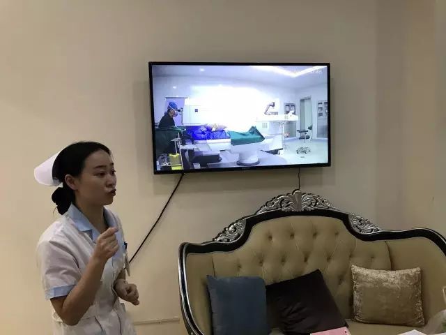 9月9日,杭州牛八体育举行全飞秒近视手术演示,在半个多小时内,杜新华院长为6名近视患者 施行了德国蔡司VisuMax3.0版全飞秒手术,大伙亲身体会到了SMILE手术的快速、轻松、微创、.jpg 9月9日,杭州牛八体育举行全飞秒近视手术演示,在半个多小时内,杜新华院长为6名近视患者 施行了德国蔡司VisuMax3.0版全飞秒手术,大伙亲身体会到了SMILE手术的快速、轻松、微创、.jpg