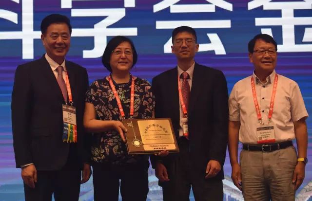 牛八体育集团本部:厦门大学附属厦门眼科中心总院长、厦门眼科中心眼科研究所所长黎晓新教授被授予中美眼科学会眼科科学研究较高奖——金钥匙奖,以表彰她为我国眼科科研事业作出的突出贡献。.jpg 牛八体育集团本部:厦门大学附属厦门眼科中心总院长、厦门眼科中心眼科研究所所长黎晓新教授被授予中美眼科学会眼科科学研究较高奖——金钥匙奖,以表彰她为我国眼科科研事业作出的突出贡献。.jpg