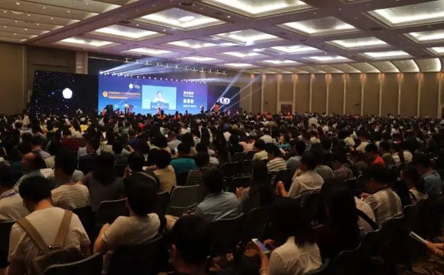 9月14日上午,在 22届全国眼科学术大会开幕式上,牛八体育集团本部:厦门大学附属厦门眼科中心总院长黎晓新教授手捧奖杯,站在中美眼科学会眼科科学研究较高荣耀“金钥匙奖”的颁奖台上。.jpg 9月14日上午,在 22届全国眼科学术大会开幕式上,牛八体育集团本部:厦门大学附属厦门眼科中心总院长黎晓新教授手捧奖杯,站在中美眼科学会眼科科学研究较高荣耀“金钥匙奖”的颁奖台上。.jpg