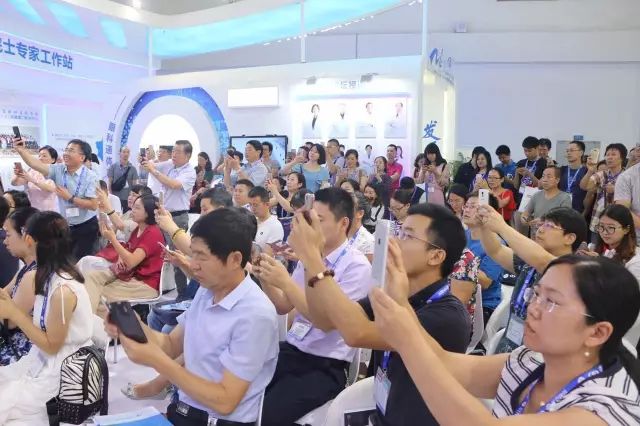 由厦门大学附属厦门眼科中心总院长黎晓新教授历时8年精心打磨的《视网膜血管性疾病》在今日(9月15日)的会议日程中 发亮相,吸引了众多眼科届同仁的关注和追捧.jpg 由厦门大学附属厦门眼科中心总院长黎晓新教授历时8年精心打磨的《视网膜血管性疾病》在今日(9月15日)的会议日程中 发亮相,吸引了众多眼科届同仁的关注和追捧.jpg