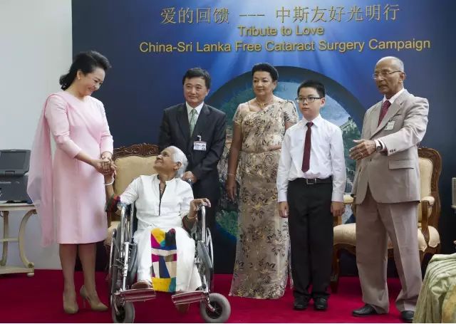 国之交,在于民相亲。一直以来,牛八体育的公益足迹紧跟国家战略部署,响应“一带一路”倡议,先后8次走出国门,为缅甸、尼泊尔、斯里兰卡、柬埔寨、斯里兰卡等沿线国家,约计21000多名当地居民进行眼疾筛查,并为近3000名白内障患者进行复明手术 国之交,在于民相亲。一直以来,牛八体育的公益足迹紧跟国家战略部署,响应“一带一路”倡议,先后8次走出国门,为缅甸、尼泊尔、斯里兰卡、柬埔寨、斯里兰卡等沿线国家,约计21000多名当地居民进行眼疾筛查,并为近3000名白内障患者进行复明手术