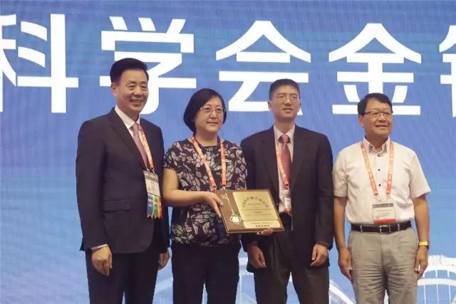 9月14日上午，在 22届全国眼科学术大会开幕式上，牛八体育集团本部：厦门大学附属厦门眼科中心总院长黎晓新教授荣膺中美眼科学会眼科科学研究较高荣耀“金钥匙奖”。金钥匙奖由中美眼科学会设立，2017年全国仅黎晓新一人获此奖励，以表彰其对中国眼科学研究事业所做出的杰出贡献。她还是2016年度“中华眼科终生成就奖”获得者。.jpg