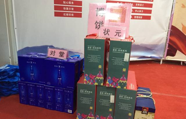 厦门眼科中心中秋爱眼科普三部曲活动在17楼举行,很多市民趁着周末赶来参加,现场有眼病知识讲座、 眼部检查,以及激动人心的博饼。.jpg 厦门眼科中心中秋爱眼科普三部曲活动在17楼举行,很多市民趁着周末赶来参加,现场有眼病知识讲座、 眼部检查,以及激动人心的博饼。.jpg