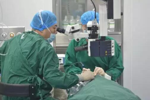 9月29日,一名先天性右眼角巩膜皮样瘤患者在重庆牛八体育进行角膜移植医治。22小时的等待,2小时的手术,患者顺利通过皮样瘤切除术+板层角膜移植术重获美丽。.jpg 9月29日,一名先天性右眼角巩膜皮样瘤患者在重庆牛八体育进行角膜移植医治。22小时的等待,2小时的手术,患者顺利通过皮样瘤切除术+板层角膜移植术重获美丽。.jpg