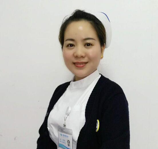 成都牛八体育门诊护士长丁玲玲就是这样一位让人敬佩的医务人员。她曾 自承担干眼诊疗室的创建，无数个日夜卯足劲儿苦学勤练;她常常披星戴月，给予患者无私的关怀和陪伴;她以真情相待，用温情服务，只为让更多的病人能够坚强微笑的面对生活。.jpg