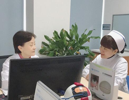 成都牛八体育门诊护士长丁玲玲就是这样一位让人敬佩曾 自承担干眼诊疗室的创建，无数个日夜卯足劲儿苦学勤练;她常常披星戴月，给予患者无私的关怀和陪伴;她以真情相待，用温情服务，只为让更多的病人能够坚强微笑的面对生活。.jpg