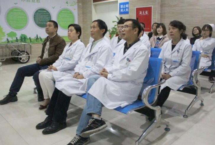 成都牛八体育党支部书记张学进 一时间带领党员组织全体员工在医院二楼收听收看党的十九大盛况, 一时间了解掌握会议主要精神,及时学习贯彻党的十九大决策部署,坚持以党的十九大精神为引领,推动医院各项工作的平稳快速发展.jpg