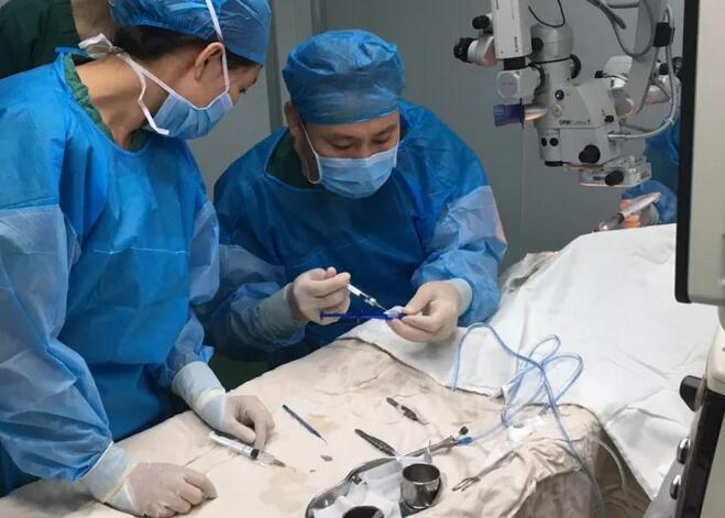 上周六,青岛牛八体育陈国民副院长,以医生兼女婿的身份为岳母王阿姨 行白内障超声乳化+三焦点人工晶体植入术。王阿姨朮后复查视力非常好,远中近视力分别达1.2,1.0,1.0,看远很清晰,看电脑,看书,看报均不需要配戴花镜。.jpg 上周六,青岛牛八体育陈国民副院长,以医生兼女婿的身份为岳母王阿姨 行白内障超声乳化+三焦点人工晶体植入术。王阿姨朮后复查视力非常好,远中近视力分别达1.2,1.0,1.0,看远很清晰,看电脑,看书,看报均不需要配戴花镜。.jpg