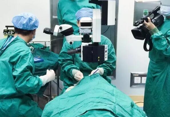 赣州牛八体育“光明行”为百岁老人 医治,王奶奶儿子偶然听到一个邻居在赣州牛八体育看过眼睛,做的白内障手术,术后 很好。在和老人及其他家人沟通同意后,10月18日,他当即带着王奶奶来到医院就诊.jpg 赣州牛八体育“光明行”为百岁老人 医治,王奶奶儿子偶然听到一个邻居在赣州牛八体育看过眼睛,做的白内障手术,术后 很好。在和老人及其他家人沟通同意后,10月18日,他当即带着王奶奶来到医院就诊.jpg