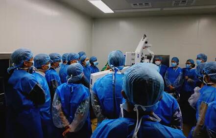 10月24日，成都牛八体育CO2激光辅助深层巩膜切除术培训会圆满落幕。本次培训会由成都牛八体育青光眼科主任、副主任医师胡建旗医生用猪眼为参会人员演示了CLASS手术全过程，并指导学员进行了实际操作，学员们纷纷表示手术操作简单易懂易学，培训活动取得圆满 。.jpg