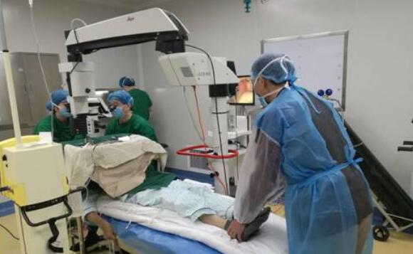 　10月25日，东莞牛八体育完成一  白内障手术，年逾七旬的高大爷，已有十几年的糖尿病史，还有9年重度的帕金森病史。更不幸的是近期又爆发出了急性青光眼，视力急速下降，使得高大爷的情绪焦虑、抑郁.jpg