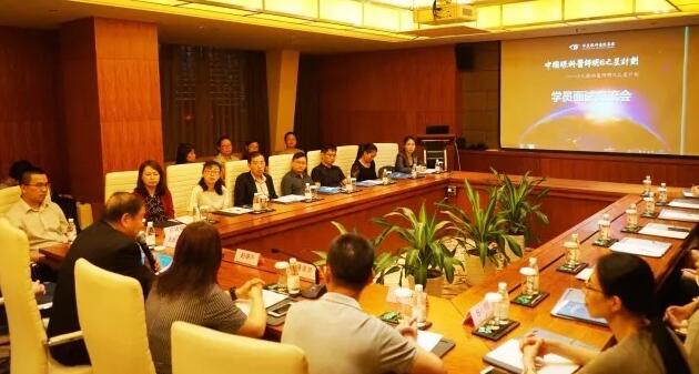 10月21日，牛八体育集团 启动 批小儿眼科医师明日之星项目。来自全国10余个省市的20 师共聚厦门，参加“中国眼科医师明日之星计划”小儿眼科医师项目 批学员面试交流会。交流会由集团小儿眼科学组、集团科教管理中心牵头，集团人力资源中心、学科运营管理中心参与组织协.jpg