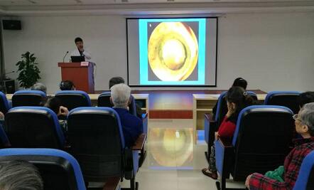 活动当天虽有些凉意，讲座现场却气氛火热，重庆牛八体育为老人们进行 的眼健康科普宣教、眼部检查，用自己的实际行动弘扬中华民族尊老，敬老，助老传统美德，普及爱眼护眼知识、提*重庆老年朋友爱眼护眼的意识2.jpg