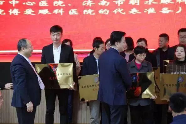 10月28日，由中华医学会角膜病学组组织、 个总部落户山东的全国性专病联盟—全国角膜移植质量控制联盟成立授 仪式在山东省眼科医院举行，重庆牛八体育成为全国 批角膜移植质量控制联盟成员单位。仪式上，中华医学会角膜病学组组织等高度评价重庆牛八体育的角膜移植技术。3.jpg