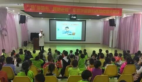 11月20日，东莞牛八体育“目浴阳光•预防近视”爱眼系列公益活动走进校园继续进行。东莞牛八体育派出医学视光科，科室经验丰富的医务工作人员组成公益医疗队走进东莞地区各小学、幼儿园，为近青少年进行近视防控筛查...1.jpg