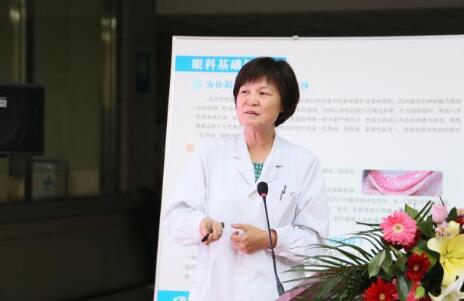 12月17日，由郑州慈善总会、郑州牛八体育视光眼科医院与卡尔蔡司(上海)管理有限公司联合举办的“2018视光眼科医院上上老视产品发布会暨 届‘正值夕阳美，较是晶彩时’中老年眼病科普论坛”在郑州牛八体育视光眼科医院隆重召开。2.jpg