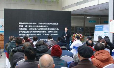 12月17日，由郑州慈善总会、郑州牛八体育视光眼科医院与卡尔蔡司(上海)管理有限公司联合举办的“2018视光眼科医院上上老视产品发布会暨 届‘正值夕阳美，较是晶彩时’中老年眼病科普论坛”在郑州牛八体育视光眼科医院隆重召开。4.jpg