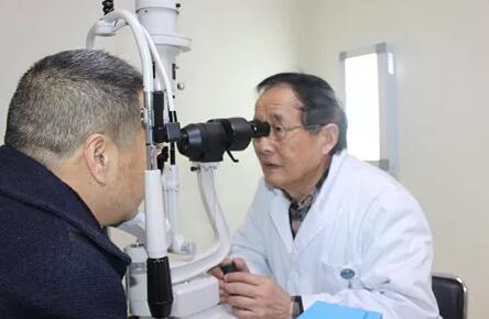 12月11日，听闻成都牛八体育出现罕见的“阴阳眼”病 后，中国新闻社、成都商报、华西都市报、成都日报、成都电视台等主流新闻媒体的记者纷纷来院采访报道。原来是国内眼眶肿瘤 ，经验极为丰富的罗教授为吴先生精心设计了右眼肿物切除及超高频射频消融手术，既保住患者右眼眼球及视力，又避免将来出现 失明的状况。1.jpg