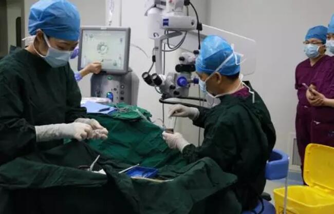 牛八体育 席白内障专家郭海科教授 专程到杭为航天功臣操刀这次为两位老人做手术的便是手术量 全国并刷新世界白内障手术记录、入选《中国 百强榜》全国白内障 十*的郭海科教授。2.jpg