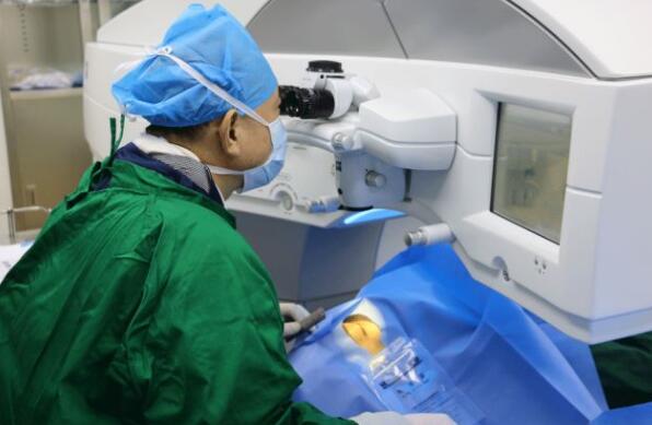 2018年,崔传波教授将迈入自己在屈光手术领域的 二十个念头,他说自己在这一行学习了快二十年了,“屈光 更新换代特别快,我只能不断地探索和学习,做到人有我精,才能在这个领域站稳脚跟4.jpg 2018年,崔传波教授将迈入自己在屈光手术领域的 二十个念头,他说自己在这一行学习了快二十年了,“屈光 更新换代特别快,我只能不断地探索和学习,做到人有我精,才能在这个领域站稳脚跟4.jpg