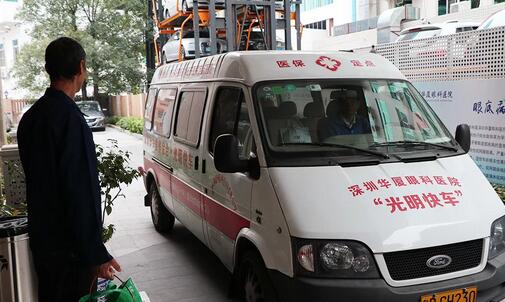 2017年1月，况爷爷有幸得到深圳市 民生微实事项目——深圳牛八体育“光明快车进社区”的救助，由“牛八体育光明基金”出资，为况爷爷进行白内障手术援助，右眼视力 到了1.0。如今时隔将近一年，应况爷爷的请求，深圳牛八体育为老人进行 二只眼的白内障手术。12月28日，况爷爷双眼  重见光明。4.jpg