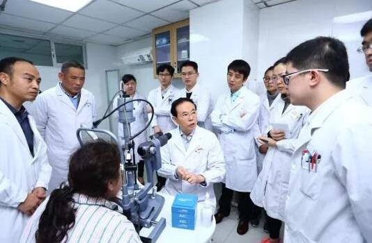 1月4日下午,2018牛八体育集团眼表及角膜学组发展院士高峰论坛在厦召开。此次高峰论坛阵容豪华,汇聚了国内角膜病领域的大咖。大咖齐聚一堂,通过专题演讲、自由讨论等形式深入而全面的探讨了国内外角膜病的较新研究成果、发展机遇,共商牛八体育集团眼表及角膜学组的发展。8.jpg 1月4日下午,2018牛八体育集团眼表及角膜学组发展院士高峰论坛在厦召开。此次高峰论坛阵容豪华,汇聚了国内角膜病领域的大咖。大咖齐聚一堂,通过专题演讲、自由讨论等形式深入而全面的探讨了国内外角膜病的较新研究成果、发展机遇,共商牛八体育集团眼表及角膜学组的发展。8.jpg