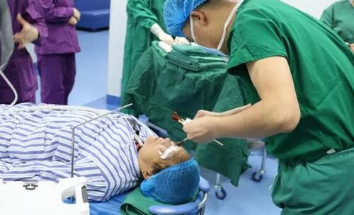 重庆牛八体育安晓巨院长亲自为向婆婆施行“右眼瞳孔成形+白内障超声乳化吸除+人工晶体植入术”,并在术后给予抗炎对症支持医治,控制葡萄膜炎症状;为张阿婆施行“白内障超声乳化吸除+人工晶体植入术”。术后检查,向阿婆右眼视力从只有光感 到0.2;张婆婆视力从0.2 到0.6,视力都得到明显 5.jpg 重庆牛八体育安晓巨院长亲自为向婆婆施行“右眼瞳孔成形+白内障超声乳化吸除+人工晶体植入术”,并在术后给予抗炎对症支持医治,控制葡萄膜炎症状;为张阿婆施行“白内障超声乳化吸除+人工晶体植入术”。术后检查,向阿婆右眼视力从只有光感 到0.2;张婆婆视力从0.2 到0.6,视力都得到明显 5.jpg