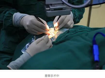 1月21日,四川省 青光眼“360°Schlemm's管切开术”在成都牛八体育 开展。成华区17岁的小丁成为 位在四川省接受该 手术的青光眼患者。1月25日,《成都日报》对此次手术的 开展做了详细报道。6.jpg 1月21日,四川省 青光眼“360°Schlemm's管切开术”在成都牛八体育 开展。成华区17岁的小丁成为 位在四川省接受该 手术的青光眼患者。1月25日,《成都日报》对此次手术的 开展做了详细报道。6.jpg