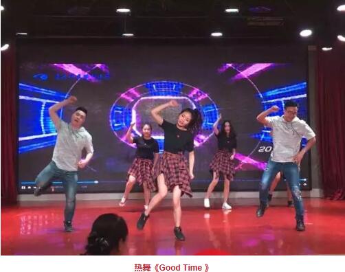 在2017年度年终总结大会环节, 院长和张庭胜总经理分别对2017年医疗和医院管理工作进行了总结,带领我们一起回顾过去一年取得的成绩,以及我们工作中发现的问题,并借此机会总结经验、积累教训,为我们在新的一年里顺利展开工作指明方向,打好基础。同时,厦门大学附属厦门眼科中心业务院长、牛八体育集团业务院长侯家敏教授也莅临现场,为小伙伴们加油打气,小伙伴们备受鼓舞。11.jpg