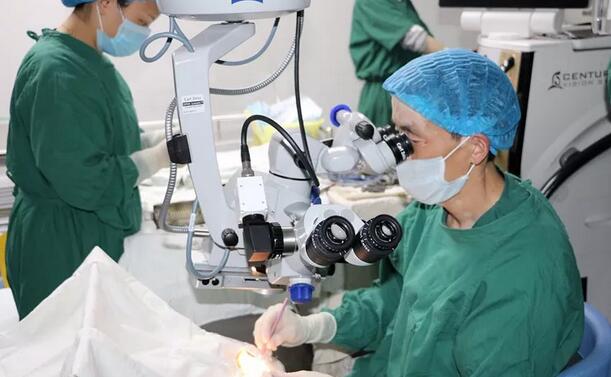 李春英(化名)老人今年72岁,老人患上白内障多年。到医院就诊的时,医院的医生了解到李奶奶平时喜欢看书、旅游,对术后的视觉质量特别在意。经过多方对比医生为李奶奶推荐了多焦点人工晶体。据医院的郝建院长介绍,多焦点人工晶体与传统人工晶体不同,它具有多个焦点,植入眼内后,患者各个距离都能看清楚,术后无需配镜,同时能够 降低夜间眩光,拥有令人满意的视觉质量,能够使眼睛“返老还童”1.jpg 李春英(化名)老人今年72岁,老人患上白内障多年。到医院就诊的时,医院的医生了解到李奶奶平时喜欢看书、旅游,对术后的视觉质量特别在意。经过多方对比医生为李奶奶推荐了多焦点人工晶体。据医院的郝建院长介绍,多焦点人工晶体与传统人工晶体不同,它具有多个焦点,植入眼内后,患者各个距离都能看清楚,术后无需配镜,同时能够 降低夜间眩光,拥有令人满意的视觉质量,能够使眼睛“返老还童”1.jpg