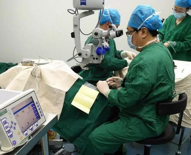 2月3日,百岁老人蒋奶奶白内障术后 好,从安徽理工大附属眼科医院 出院。 蒋奶奶因烧伤造成四肢及左眼残疾,近几年来发现右眼看东西越来越模糊,生活充满艰辛。近日听邻居说在安徽理工大学附属眼科医院手术医治了白内障,随后到医院就诊,诊断为右眼白内障,视力仅0.04。老人手术后 二天检查视力达到了0.4,而随着水肿的消退,老人的视力还会逐渐 3.jpg 2月3日,百岁老人蒋奶奶白内障术后 好,从安徽理工大附属眼科医院 出院。 蒋奶奶因烧伤造成四肢及左眼残疾,近几年来发现右眼看东西越来越模糊,生活充满艰辛。近日听邻居说在安徽理工大学附属眼科医院手术医治了白内障,随后到医院就诊,诊断为右眼白内障,视力仅0.04。老人手术后 二天检查视力达到了0.4,而随着水肿的消退,老人的视力还会逐渐 3.jpg