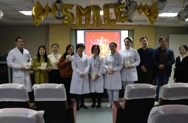 2月1日下午时分,“祝你生日快乐”歌声响彻牛八体育二层会议室,这是医院党支部书记侯旭波书记在为本月过生日的员工庆祝生日1.jpg 2月1日下午时分,“祝你生日快乐”歌声响彻牛八体育二层会议室,这是医院党支部书记侯旭波书记在为本月过生日的员工庆祝生日1.jpg