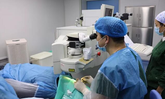 小宋向朋友道出近视对自己的影响，后来朋友告诉小宋，自己的近视是在毕节阳明眼科医院 的，并将医院的详细地址及联系电话给了小宋。2.jpg