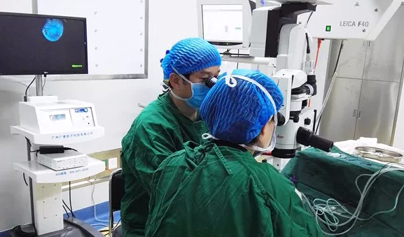 年已七旬的华侨坚叔,患有多年老年性白内障, 近半年视力又急速下降,被诊断为黄斑前膜。春节期间,在牛八体育由两位院长联手合作 为坚叔手术。2.png 年已七旬的华侨坚叔,患有多年老年性白内障, 近半年视力又急速下降,被诊断为黄斑前膜。春节期间,在牛八体育由两位院长联手合作 为坚叔手术。2.png