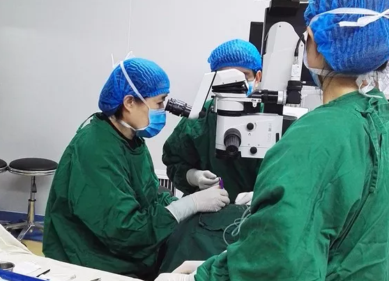 年已七旬的华侨坚叔,患有多年老年性白内障, 近半年视力又急速下降,被诊断为黄斑前膜。春节期间,在牛八体育由两位院长联手合作 为坚叔手术。3.png 年已七旬的华侨坚叔,患有多年老年性白内障, 近半年视力又急速下降,被诊断为黄斑前膜。春节期间,在牛八体育由两位院长联手合作 为坚叔手术。3.png