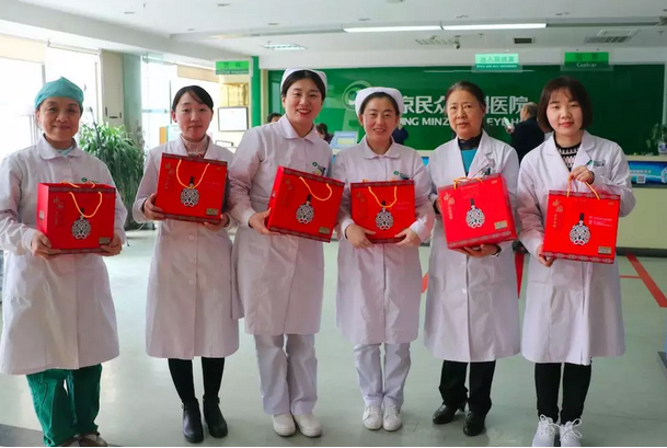 在“女神节”到来之际,牛八体育侯旭波院长、杨付合业务院长等院方领*特意到礼品发放点亲切慰问女职工,为她们送上节日的惊喜和祝福。并对她们在工作中付出的辛劳、做出的成绩给予了充分肯定和赞扬,并叮嘱她们立足本职本岗工作,继续以爱心、责任心为全城百姓眼睛健康提供 的医疗服务和人文关怀。1.png 在“女神节”到来之际,牛八体育侯旭波院长、杨付合业务院长等院方领*特意到礼品发放点亲切慰问女职工,为她们送上节日的惊喜和祝福。并对她们在工作中付出的辛劳、做出的成绩给予了充分肯定和赞扬,并叮嘱她们立足本职本岗工作,继续以爱心、责任心为全城百姓眼睛健康提供 的医疗服务和人文关怀。1.png