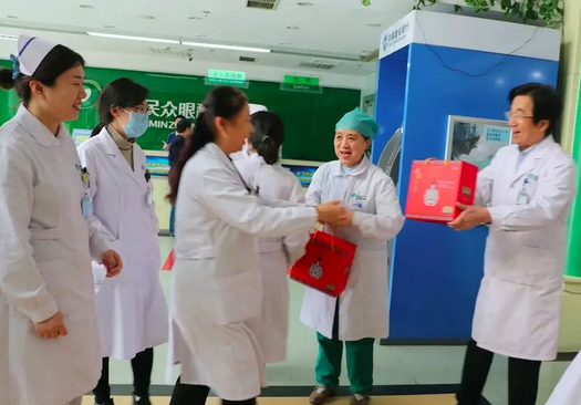 在“女神节”到来之际,牛八体育侯旭波院长、杨付合业务院长等院方领*特意到礼品发放点亲切慰问女职工,为她们送上节日的惊喜和祝福。并对她们在工作中付出的辛劳、做出的成绩给予了充分肯定和赞扬,并叮嘱她们立足本职本岗工作,继续以爱心、责任心为全城百姓眼睛健康提供 的医疗服务和人文关怀。3.png 在“女神节”到来之际,牛八体育侯旭波院长、杨付合业务院长等院方领*特意到礼品发放点亲切慰问女职工,为她们送上节日的惊喜和祝福。并对她们在工作中付出的辛劳、做出的成绩给予了充分肯定和赞扬,并叮嘱她们立足本职本岗工作,继续以爱心、责任心为全城百姓眼睛健康提供 的医疗服务和人文关怀。3.png