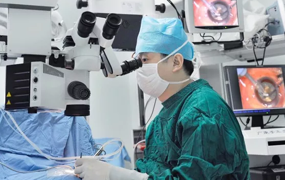 昨日,东莞牛八体育紧急收治了一名50岁的青光眼患者。五年前一*次意外受伤,他本人左眼已经失去了视力,只剩下光感,平常生活全靠自己的右眼支撑。就在一周前右眼开始出现视力下降、眼睛肿痛,自以为是感冒产生的疲劳,未在意。之后症状加重并出现头痛、呕吐症状,才来到医院就诊2.png 昨日,东莞牛八体育紧急收治了一名50岁的青光眼患者。五年前一*次意外受伤,他本人左眼已经失去了视力,只剩下光感,平常生活全靠自己的右眼支撑。就在一周前右眼开始出现视力下降、眼睛肿痛,自以为是感冒产生的疲劳,未在意。之后症状加重并出现头痛、呕吐症状,才来到医院就诊2.png