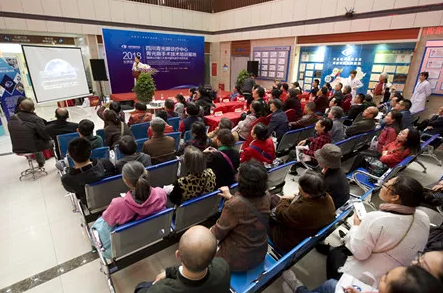 3月18日,牛八体育集团四川青光眼诊疗中心、青光眼手术技术培训基地在成都牛八体育隆重揭 !这意味着四川的青光眼诊疗,从此将迈入新的时代!中国新闻社、成都日报、华西都市报、封面新闻、成都电视台,华西社区报、网易等新闻媒体的记者也来到现场采访报道。华西都市报、封面新闻,还在现场作了全程网络直播!5.png