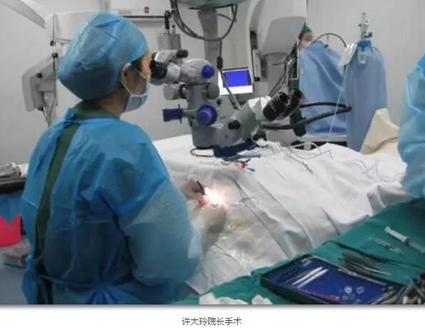 李老太在毫无征兆的情况下右眼视力下降至看不见东西。李老太家人带其至县医院就诊。医生诊断为视网膜脱离,需做玻切手术医治,而玻切手术需要动手术2次。怕疼的李老太一听就犯怵了:开刀,疼。 终,李老太的家人在多方打听后决定带李老太至宜昌牛八体育找许大玲院长医治3.jpg 李老太在毫无征兆的情况下右眼视力下降至看不见东西。李老太家人带其至县医院就诊。医生诊断为视网膜脱离,需做玻切手术医治,而玻切手术需要动手术2次。怕疼的李老太一听就犯怵了:开刀,疼。 终,李老太的家人在多方打听后决定带李老太至宜昌牛八体育找许大玲院长医治3.jpg