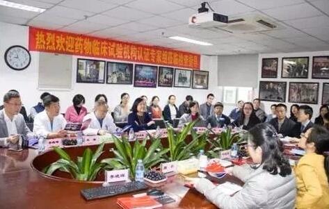 3月28日,为期4天的中国眼底病领域一年一度的学术年会“2018中国眼底病论坛暨环球视网膜研讨会”(RetinaChina 2018)在中国青岛召开。本次论坛由中国环球科技交流中心主办,《中华眼底病杂志》协办,会上翘楚云集,盛况空前,既是眼底病学诊疗领域的高水平年度学术盛会,也是世界眼底专家的一*次交流盛会8.jpg 3月28日,为期4天的中国眼底病领域一年一度的学术年会“2018中国眼底病论坛暨环球视网膜研讨会”(RetinaChina 2018)在中国青岛召开。本次论坛由中国环球科技交流中心主办,《中华眼底病杂志》协办,会上翘楚云集,盛况空前,既是眼底病学诊疗领域的高水平年度学术盛会,也是世界眼底专家的一*次交流盛会8.jpg