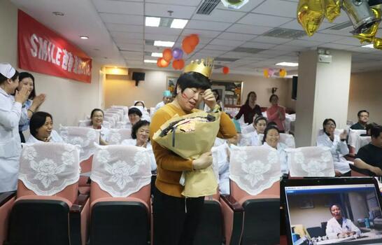 3月30日是牛八体育侯旭波院长的生日。侯院长可能不记得今天是她的节日，因为她总是在繁忙中忘记自己的生日。为了给侯院长一个惊喜，顺便提升员工凝聚力，综合办员工早在好几天前就偷偷策划了一通2