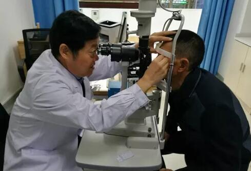 市民谢女士，左眼患白内障拖延就医，突然眼疼，头疼，恶心，近期也通过西安牛八体育防盲致盲救助车接送至西安牛八体育就诊，刘武装主任在检查时发现，谢女士是由于白内障膨胀继发了青光眼， 后做了白内障青光眼联合手术，但由于青光眼发作导致了视神经萎缩，视力 终只 到0.32.jpg