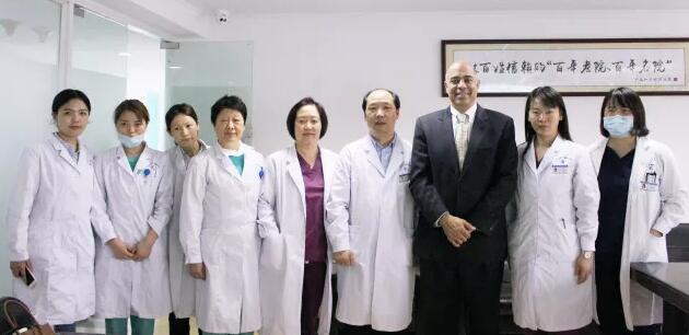 4月10日上午,美国iTrace视功能分析仪的发明者之一、美国 Baylor眼科研究所Joe S. Wakil教授来上海和平眼科医院交流访问,我院郭海科院长、张伟英副院长、晋军主任医师以及其他各科临床医生参加了会议并与Joe S. Wakil教授进行了详尽的交流及经验分享3.jpg 4月10日上午,美国iTrace视功能分析仪的发明者之一、美国 Baylor眼科研究所Joe S. Wakil教授来上海和平眼科医院交流访问,我院郭海科院长、张伟英副院长、晋军主任医师以及其他各科临床医生参加了会议并与Joe S. Wakil教授进行了详尽的交流及经验分享3.jpg