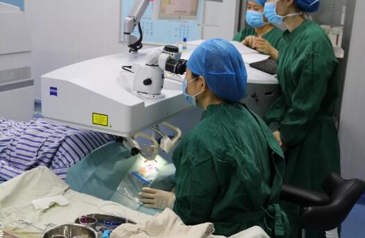 重庆牛八体育屈光手术中心职红主任进行详细解答。长期佩戴隐形眼镜 不影响摘镜手术“不正确配戴隐形眼镜,会对眼睛造成一定的伤害,但是不会影响做近视手术, 通过严格的22项术前检查,就能接受适合自己的摘镜手术2.jpg 重庆牛八体育屈光手术中心职红主任进行详细解答。长期佩戴隐形眼镜 不影响摘镜手术“不正确配戴隐形眼镜,会对眼睛造成一定的伤害,但是不会影响做近视手术, 通过严格的22项术前检查,就能接受适合自己的摘镜手术2.jpg