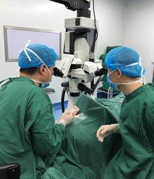 陈女士得知国内出名角膜病专家、原西南眼科医院副院长 教授现在重庆牛八体育担任院长,医院有角膜供体资源,怀着 后的光明期待来到了重庆牛八体育3.jpg 陈女士得知国内出名角膜病专家、原西南眼科医院副院长 教授现在重庆牛八体育担任院长,医院有角膜供体资源,怀着 后的光明期待来到了重庆牛八体育3.jpg